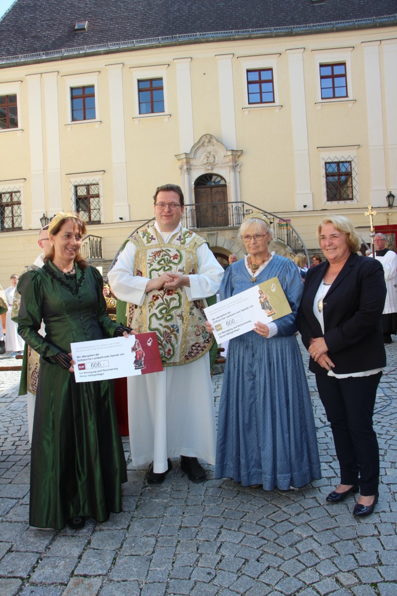 Goldhaubenfrauen spenden Reinerlös vom Kräutermarkt für die Stiftskirche